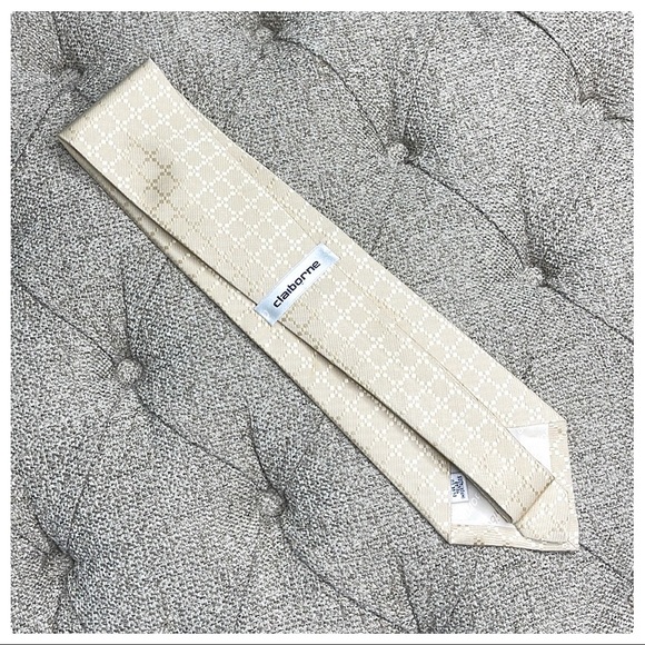 😎Very Handsome Cream Claiborne Mens Silk Tie😎 - Picture 3 of 10